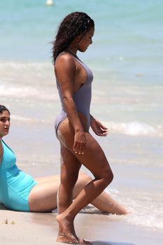 Сексуальная грудь Кристины Милиан в бикини на пляже Майами фото #2