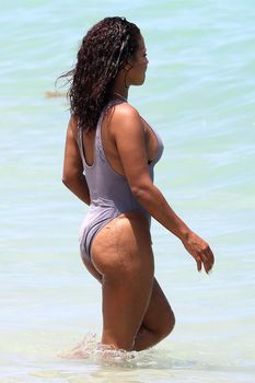 Сексуальная грудь Кристины Милиан в бикини на пляже Майами фото #3