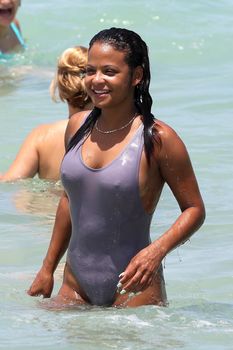 Сексуальная грудь Кристины Милиан в бикини на пляже Майами фото #13