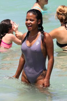 Сексуальная грудь Кристины Милиан в бикини на пляже Майами фото #14