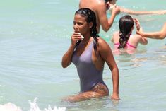 Сексуальная грудь Кристины Милиан в бикини на пляже Майами фото #15