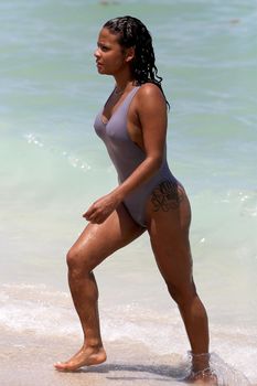 Сексуальная грудь Кристины Милиан в бикини на пляже Майами фото #18