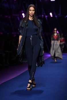 Красивая Ирина Шейк засветила грудь сквозь прозрачный наряд на Versace Fashion Show фото #3
