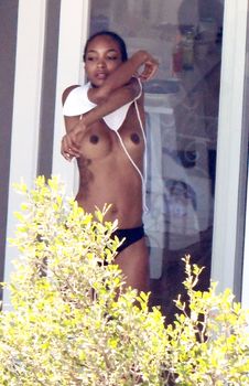 Голая грудь Джордан Данн во время переодевания на улице фото #6