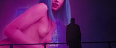 Ана де Армас оголила грудь и попу в фильме «Бегущий по лезвию 2049» фото #3
