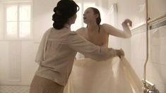 Анна Капалева снялась голой в сериале «Дом образцового содержания» фото #5