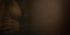 Белла Дэйн показала голую грудь в сериале «Падение Трои» фото #1
