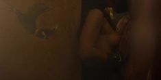 Белла Дэйн показала голую грудь в сериале «Падение Трои» фото #3