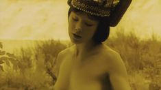 Дарья Мороз показала голую грудь в фильме «Нанкинский пейзаж» фото #26