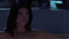 Шикарная голая грудь Джулии Андерсон в сериале «Мастера ужасов» фото #1