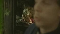 Голые сиськи Елены Ксенофонтовой в сериале «Тайга. Курс выживания» фото #2