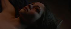Индиа Айсли показала голую грудь в фильме «Темное зеркало» фото #16