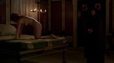 Полностью голая Керри Кондон в сериале «Рим» фото #7