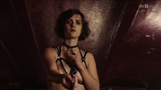 Голая грудь Лив Лиза Фрис в сериале «Вавилон-Берлин» фото #3