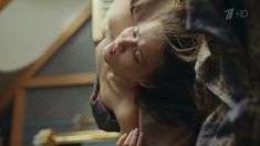 Любовь Аксенова показала голую грудь в сериале «Бывшие» фото #9