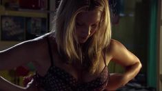Мириам МакДональд показала голую грудь в фильме «Ядовитый плющ: Секретное общество» фото #4