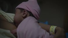 Голая грудь Назанин Бониади в сериале «По ту сторону» фото #1