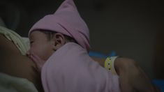 Голая грудь Назанин Бониади в сериале «По ту сторону» фото #2