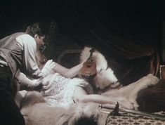Наталья Егорова показала голую грудь в фильме «Барак» фото #2