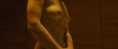 Салли Хармсен оголила грудь и попу в фильме «Бегущий по лезвию 2049» фото #7