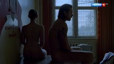Татьяна Лялина показала голую грудь  в сериале «Ненастье» фото #14
