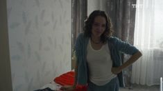 Юлия Хлынина показала голые сиськи в сериале «Звоните ДиКаприо!» фото #3