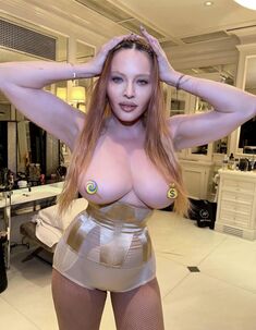 Мадонна выложила голую грудь в Instagram фото #1