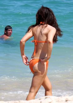 Мокрые трусики Кейт Бекинсейл на пляже фото #11