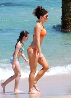 Мокрые трусики Кейт Бекинсейл на пляже фото #19