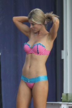 Джоанна Крупа в бикини возле бассейна в Майями фото #9