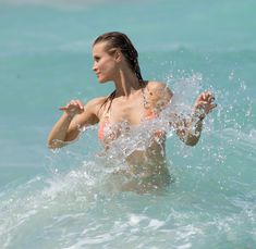 Джоанна Крупа случайно показала грудь на пляже фото #11