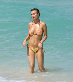 Джоанна Крупа случайно показала грудь на пляже фото #16