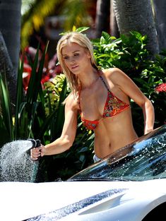 Секси Джоанна Крупа моет машину в купальнике фото #1