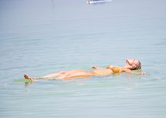 Мокрая Джоанна Крупа на пляже в Израиле фото #15