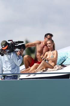 Джоанна Крупа загорает топлесс на яхте фото #14