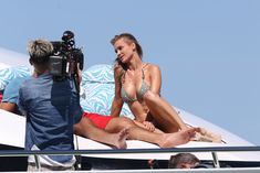 Джоанна Крупа загорает топлесс на яхте фото #20