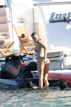Джоанна Крупа загорает топлесс на яхте фото #29