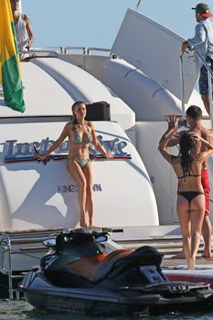 Джоанна Крупа загорает топлесс на яхте фото #33