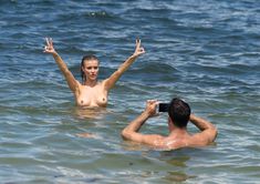 Обнаженная Джоанна Крупа купается в Майями фото #8