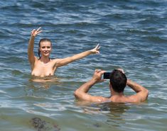 Обнаженная Джоанна Крупа купается в Майями фото #12