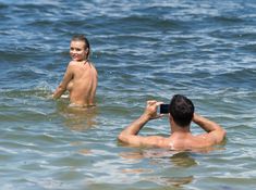 Обнаженная Джоанна Крупа купается в Майями фото #13