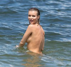Обнаженная Джоанна Крупа купается в Майями фото #16