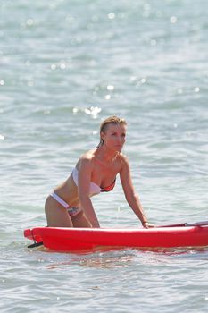 Эротичная Джоанна Крупа на пляже в Майями фото #11