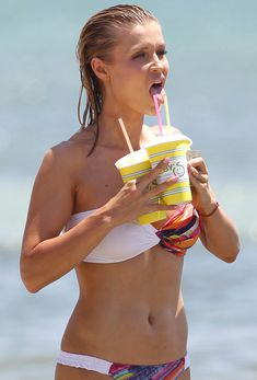 Эротичная Джоанна Крупа на пляже в Майями фото #13