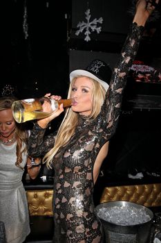 Джоанна Крупа засветила соски в клубе фото #10