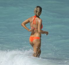 Спортивное тело Джоанны Крупы в оранжевом бикини фото #15