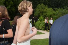 Свисающая грудь Дженнифер Лоуренс на неделе моды в Париже фото #4