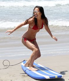 Майлин Класс в красном бикини учится серфингу фото #6