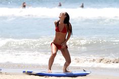 Майлин Класс в красном бикини учится серфингу фото #7