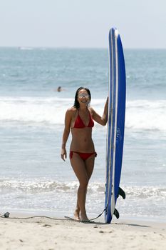 Майлин Класс в красном бикини учится серфингу фото #8